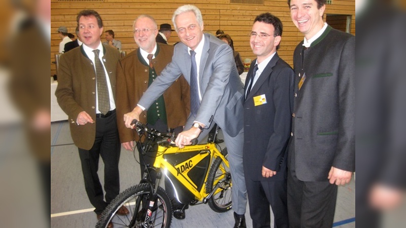 v.l.: Landtagsabgeordnete Klaus Stöttner, Dr. August Markl Vorsitzender vom ADAC Südbayern, Bundesverkehrsminister Dr. Peter Ramsauer, Franz Mayer und Christian Hefter von additive bikes