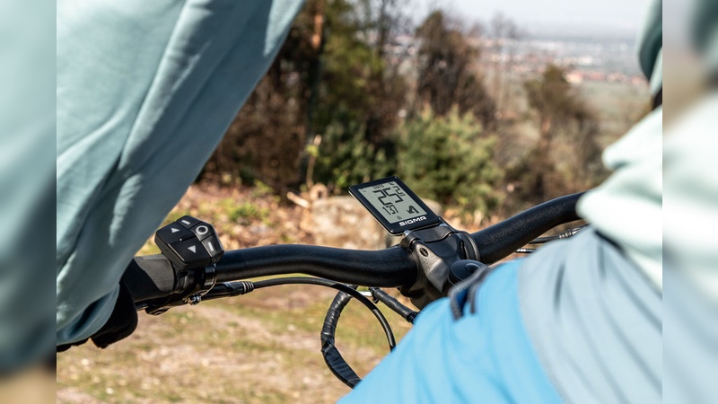 Auch Sigma Sport nutzt bei den eigenen Produkten transflektive Displays. Auf diesem Bild ist beispielhaft zu sehen, wie gut die Technologie bei direkter Sonneneinstrahlung funktioniert.