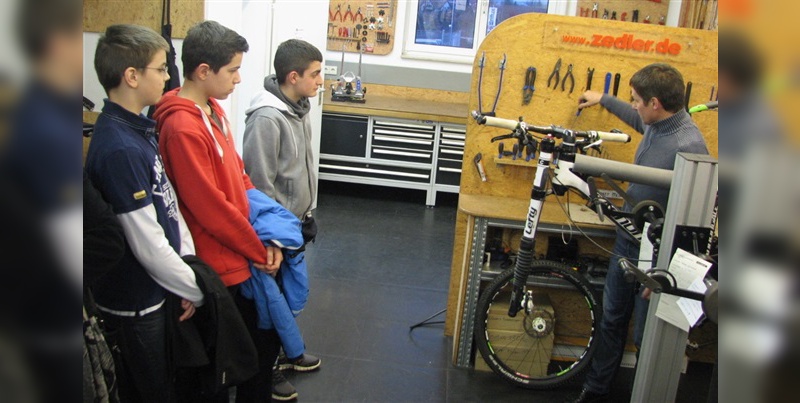 Dirk Zedler gibt Schülern Einblicke in die Fahrradtechnik