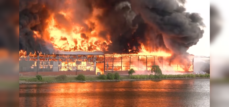 Für einen Hersteller verursacht dieser Brand gravierende Schäden. 