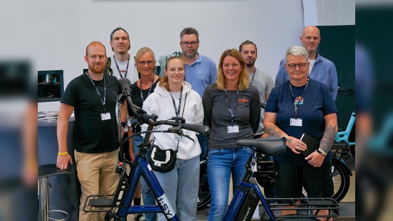 Foto: Feine Räder - Katrin Dröge-Berzedjou (vorne zweite von rechts) freut sich mit Teammitgliedern auf die neue Herausforderung und die Fortführung des Betriebes mit Feine Räder in Bielefeld. 