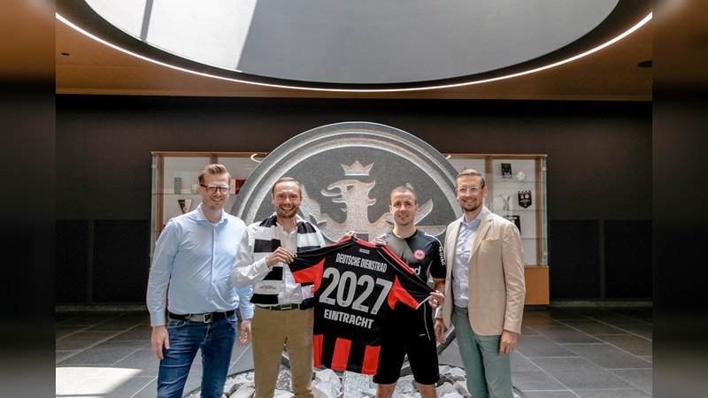 Foto: Eintracht Frankfurt - v.l.: Julian Schiemann (Vice President Markeitng & Innovation Deutsche Dienstrad), Maximilian Diem (Geschäftsführer Deutsche Dienstrad), Mario Götze (Eintracht Frankfurt), Carsten Reez (Chief Business Development Officer DD Mobility Holding). 
