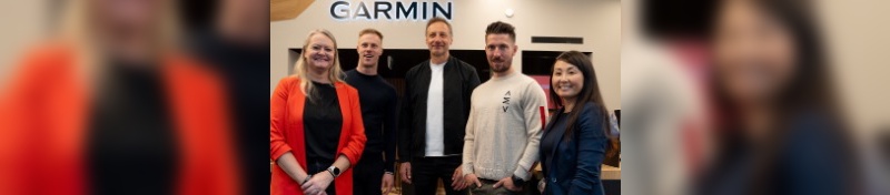 Bei der Eröffnung des Garmin Ladengeschäfts in Wien waren neben Director Marketing Garmin DACH Simone Weber (1. v.l.), Head of Owned Stores Stefan Bertalanitsch (2. v.l.), Garmin DACH- Geschäftsführer Kai Tutschke (Mitte) sowie Skilegende Marcel Hirscher und Store Managerin Narantuya Tseden anwesend