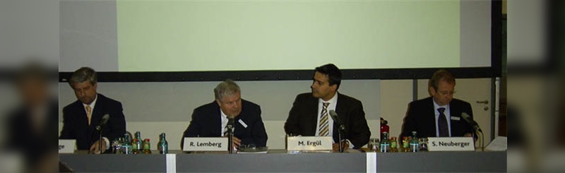 In Köln präsentierte heute der Zweirad Industrie Verband die Wirtschaftszahlen für 2007: v.l. Bernhard Lange, Rolf Lemberg, Gastgeber Metin Ergül von der KoelnMesse und Siegfried Neuberger