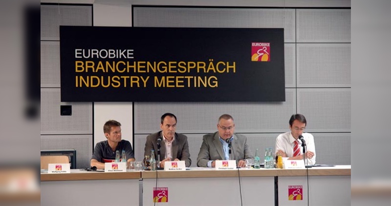Die ernsten Gesichter täuschen über die wahre Stimmung in der Fahrradbranche hinweg: v.l. Klaus Wellmann, Mathias Seidler, Christoph Goebel und Andreas Lübeck Die ernsten Gesichter täuschen über die wahre Stimmung in der Fahrradbranche hinweg: v.l. Klaus Wellmann, Mathias Seidler, Christoph Goebel und Andreas Lübeck