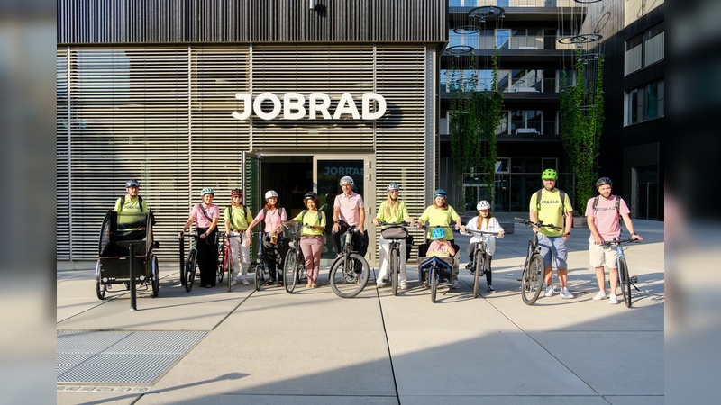 Los geht's für elf JobRad-Kuriere. Im Gepäck: die neuesten Trikots des SC Freiburg.