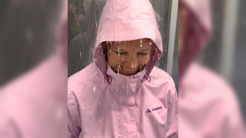 Foto: Vaude - Antje von Dewitz macht den Praxistest mit PFAS-freien Funktionstextilien. 