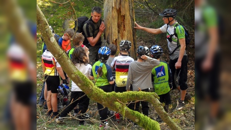 Kinder der Schule aus Jettingen bei ersten Bikeübungen.