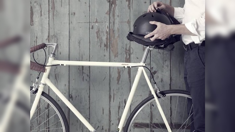 Ein sicheres Plätzchen für den Fahrradhelm. Ein sicheres Plätzchen für den Fahrradhelm.