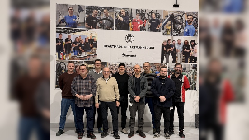 Foto: Ernst Brust - Die Mitglieder des Prüfungsausschusses zur Abschlussprüfung Winter 2025 für Zweiradmechatroniker/innen und Fahrradmonteure bei den Diamant Fahrradwerken in Hartmannsdorf (von links nach rechts): Tim Kohlbach, Alexander Feller, Martin Kobert, Ernst Brust, Julius Hörnig, Tobias Trautmann, Peter Kenkel, Korbinian Belgert und Steve Janauscheck.
Foto: Ernst Brust - Die Mitglieder des Prüfungsausschusses zur Abschlussprüfung Winter 2025 für Zweiradmechatroniker/innen und Fahrradmonteure bei den Diamant Fahrradwerken in Hartmannsdorf (von links nach rechts): Tim Kohlbach, Alexander Feller, Martin Kobert, Ernst Brust, Julius Hörnig, Tobias Trautmann, Peter Kenkel, Korbinian Belgert und Steve Janauscheck.