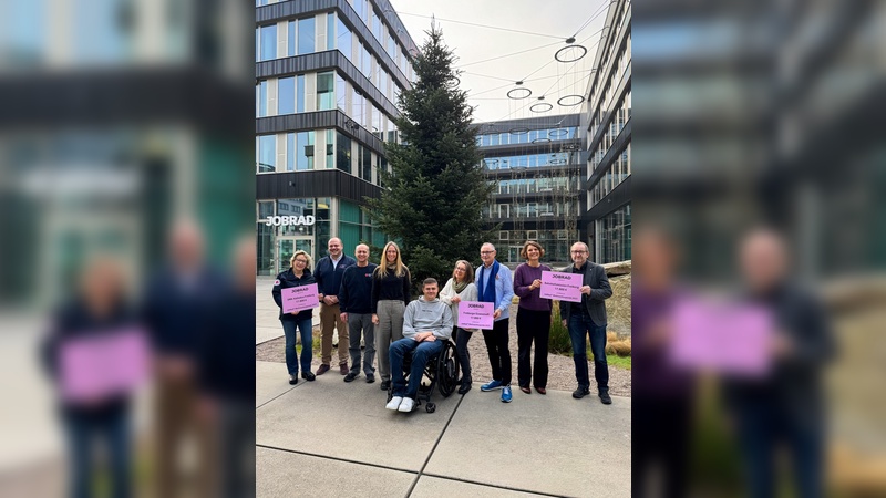 Foto: JobRad - Sandra Prediger übergibt die Spenden an den DRK Kältebus (Michaela Schuhmacher, Matthias Albiez, Michael Schrödel), die Bahnhofsmission (Annette Albrecht, Norbert Aufrecht) und den Freiburger Essenstreff (Rinaldo Novi, Kevin Köbele, Birgit Grüny). Foto: JobRad - Sandra Prediger übergibt die Spenden an den DRK Kältebus (Michaela Schuhmacher, Matthias Albiez, Michael Schrödel), die Bahnhofsmission (Annette Albrecht, Norbert Aufrecht) und den Freiburger Essenstreff (Rinaldo Novi, Kevin Köbele, Birgit Grüny).