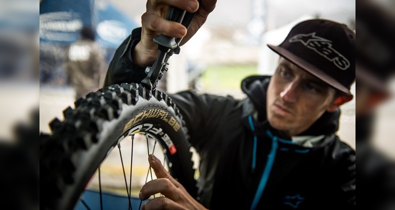 Der Tread Cutter gibt den Stollen den richtigen Schliff Der Tread Cutter gibt den Stollen den richtigen Schliff