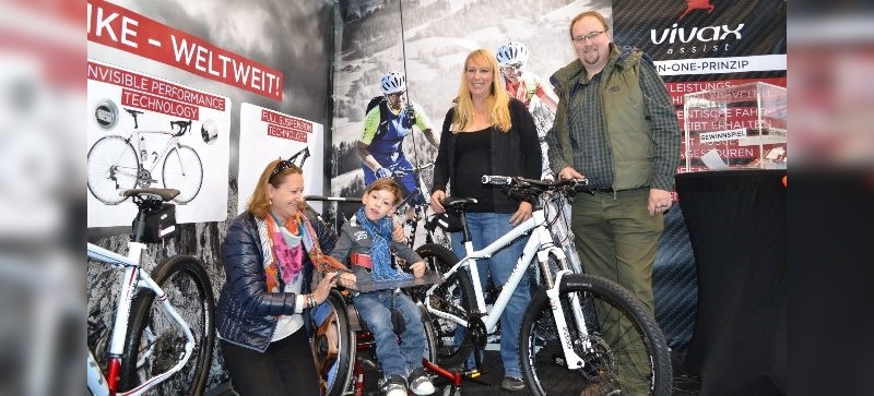 Vivax-Frontfrau Monika Schweitzer spendiert ein E-Bike für einen guten Zweck