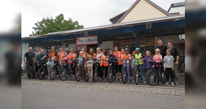 Die Kids des Jugendvereins nehmen die Räder in Empfang. Die Kids des Jugendvereins nehmen die Räder in Empfang.