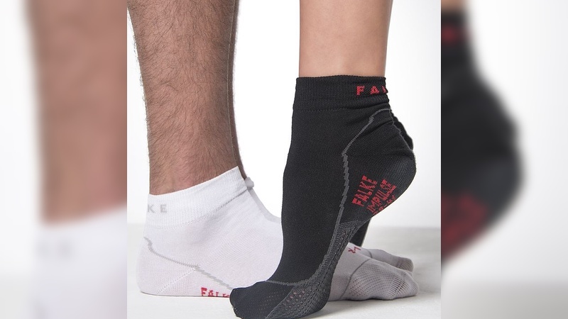 Falke ist u.a. für Sportsocken bekannt. Falke ist u.a. für Sportsocken bekannt.