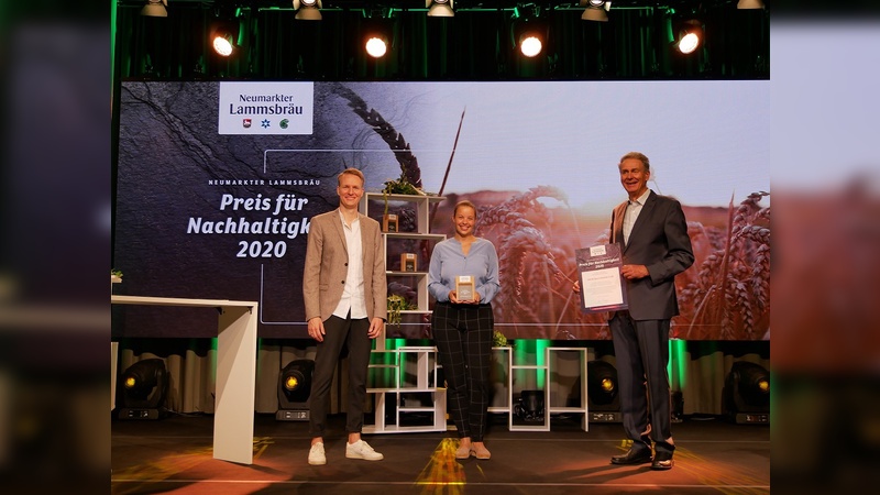 Johannes Ehrnsperger (Inhaber und Geschäftsführer Neumarkter Lammsbräu), Lisa Fiedler (Leiterin der VAUDE Academy für nachhaltiges Wirtschaften), Franz Ehrnsperger (Senior-Chef Neumarkter Lammsbräu) bei der Preisverleihung.