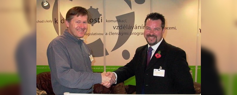 Petr Kohoutek vom tschechischen Händlerverband ASPK und ETRA-Präsident Nigel Hill (rechts)