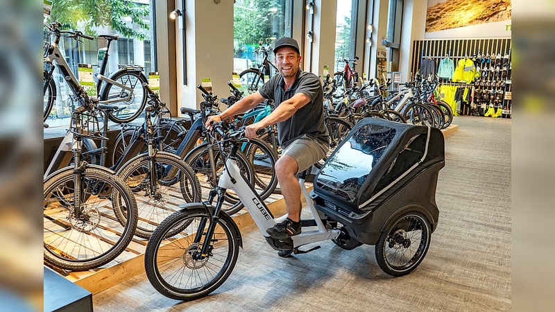 Gunnar Meinel, Leiter des Cargo-Kompetenzzentren von m-Way in Wallisellen mit dem «Trike Family Hybrid» von Cube.