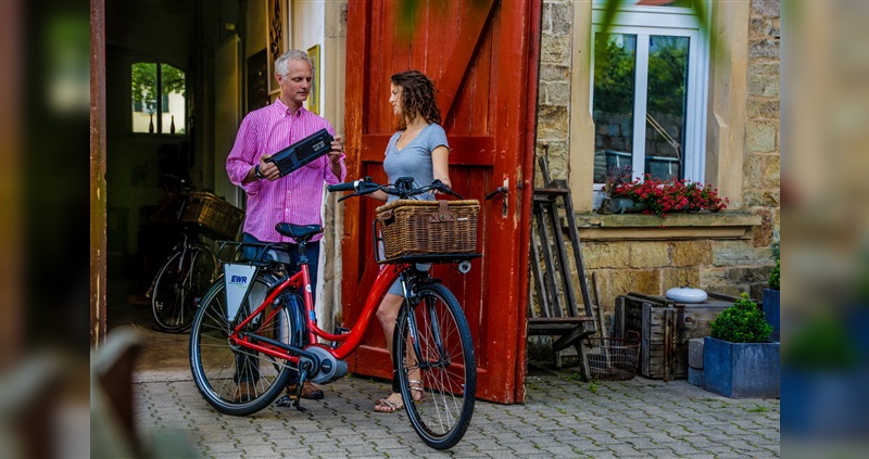 Fahrradhersteller Riese und Müller fährt beim Verleih von E-Bikes mehrgleisig. Eine wichtige Rolle, wie hier bei der Zusammenarbeit mit der Rheinhessen-Touristik, spielen jedoch stets die Handelspartner.