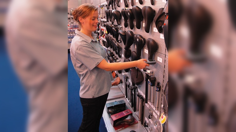 Die neue Marketing-Mitarbeiterin Linda Ottenstroer führt das Ordern per Handscanner vor.