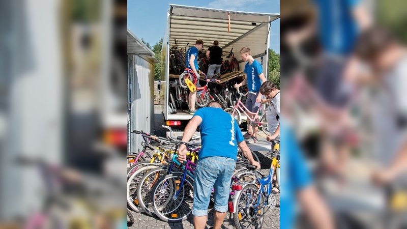 Ein LKW voller Fahrräder rollt in Richtung Afrika