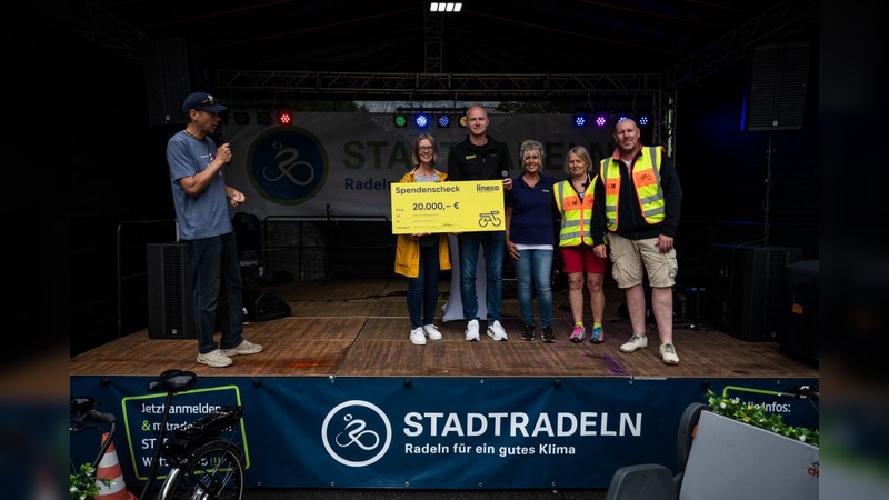 Foto: Linexo - Spendenübergabe auf der Stadtradeln-Bühne Foto: Linexo - Spendenübergabe auf der Stadtradeln-Bühne
