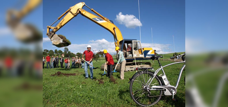 BikeTec-Geschäftsführer Kurt Schär (links) machte den ersten Spatenstich für das neue Firmendomizil