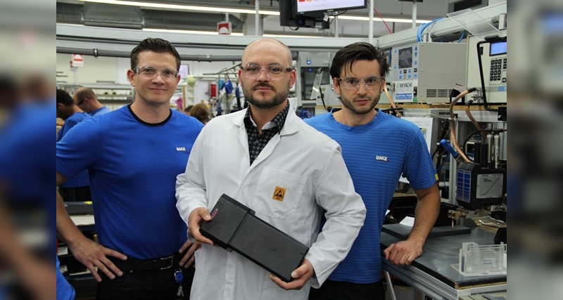 Erik Bär, Senior Projektleiter E-Bike, und sein Team präsentieren den Jubiläumsakku Erik Bär, Senior Projektleiter E-Bike, und sein Team präsentieren den Jubiläumsakku