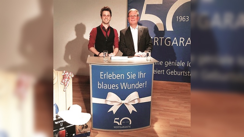 Vertriebsleiter Georg Düsener (rechts) fungierte als Glücksbringer