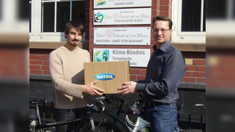 Arian Nek, Geschäftsführer der Danico GmbH (rechts im Bild) bei der Überreichung der Bio-Fahrradöle an André Muno (links im Bild), dem Projektleiter von der Europäischen Geschäftsstelle des Klima-Bündnis.