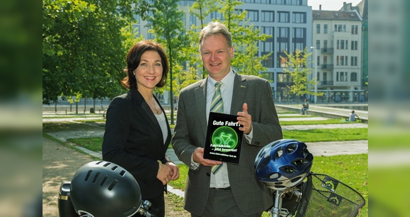 Katherina Reiche und Burkhard Stork beim Start zum Fahrradklimatest 2014