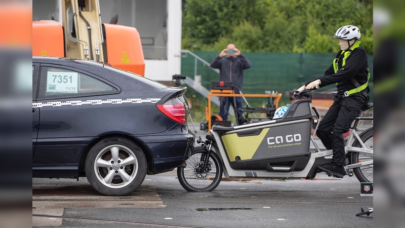 Heckaufprall simuliert im Crash Test.