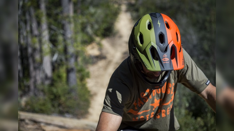 Die Farbkombination grün-schwarz-orange ist charakteristisch für die neue Helmserie von Bell/Fasthouse.