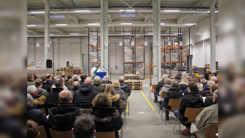 Gottesdienst feiern zwischen Paletten und Regalen.