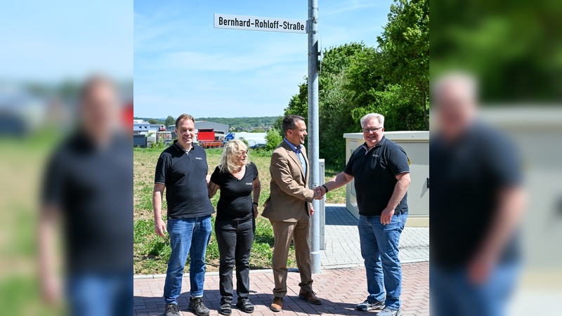 Foto: Rohloff AG - von links: Mirco Rohloff, Barbara Rohloff, Bürgermeister Tore Florin und Rohloff-Vorstand Werner Schiller