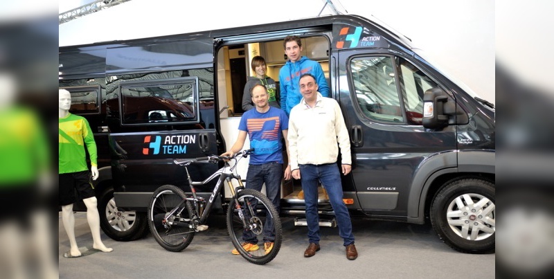 Team-Manager Claus Wachsmann (links) mit dem Westfalia Columbus 640