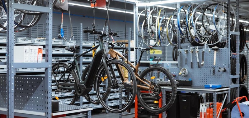 Foto: Decathlon (Archiv velobiz.de). Eine Fahrradwerkstatt (im Bild ist die Decathlon-Werkstatt in Unterföhrung) zählt auch zur Ausstattung der neuen Multisportfiliale in der Hamburger City