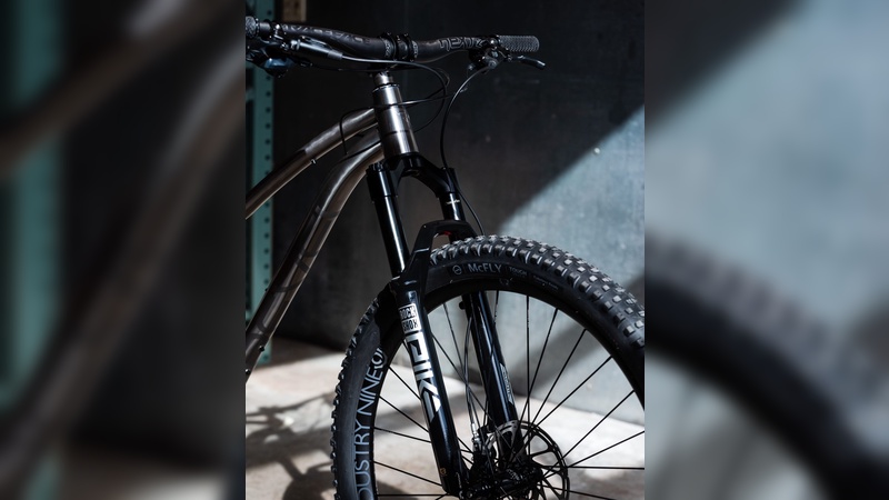 Nach der Integration der Schwestermarke wird Revel Bikes auch Anbieter von Titan-Rädern.