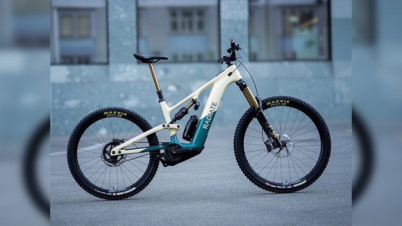 Fot: E-MTB-Studie von Radiate Engineering & Design für Gobao.
Dank der geringeren ungefederten Masse arbeitet der Hinterbau besonders feinfühlig, und der integrierte Riemenspanner sorgt für eine besonders ruhige Fahrt.