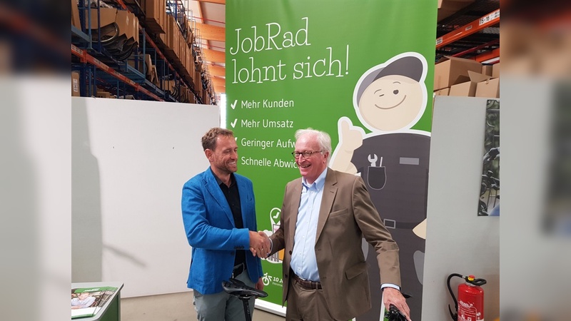 Besiegeln die Zusammenarbeit: Ulrich Prediger (links) und Hermann Hartje. Besiegeln die Zusammenarbeit: Ulrich Prediger (links) und Hermann Hartje.
