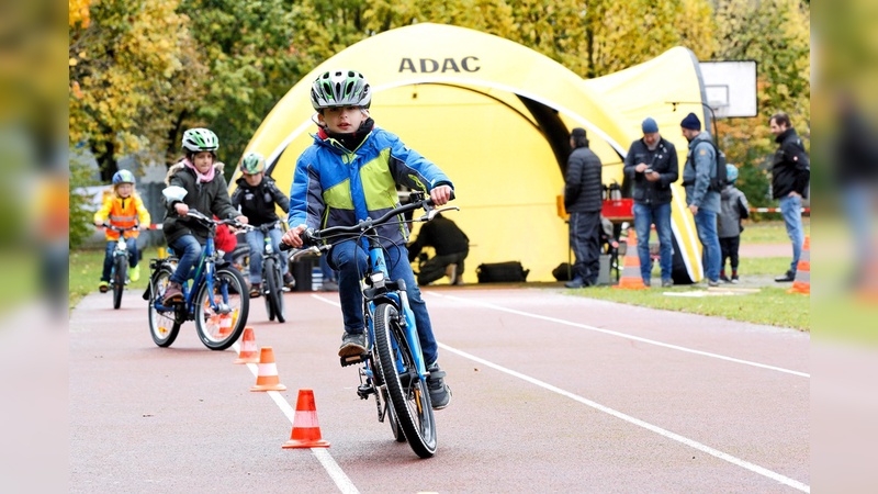 Probanden testen für den ADAC Kinderräder