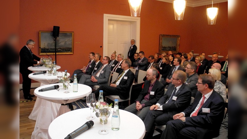 Im ehrwürdigen Rahmen der Parlamentarischen Gesellschaft in Berlin, vis-a-vis vom Reichstag, trafen sich gestern Fahrradbranche und Bundespolitik zum Dialog. Im ehrwürdigen Rahmen der Parlamentarischen Gesellschaft in Berlin, vis-a-vis vom Reichstag, trafen sich gestern Fahrradbranche und Bundespolitik zum Dialog.