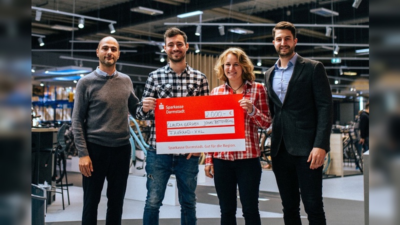 : (v.l.n.r.) Fahrrad-XXL.de Geschäftsführer Farshid Ameli, die Gewinner Jonas Bettenbühl & Claudia Gerken, Jurymitglied und Fahrrad-XXL.de Projektleiter Darius Greulich Foto: Fahrrad XXL : (v.l.n.r.) Fahrrad-XXL.de Geschäftsführer Farshid Ameli, die Gewinner Jonas Bettenbühl & Claudia Gerken, Jurymitglied und Fahrrad-XXL.de Projektleiter Darius Greulich Foto: Fahrrad XXL