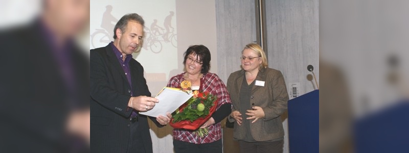 Heike Beckmann wird von den VSF-Vorständen Gaya Schütze und Albert Herresthal