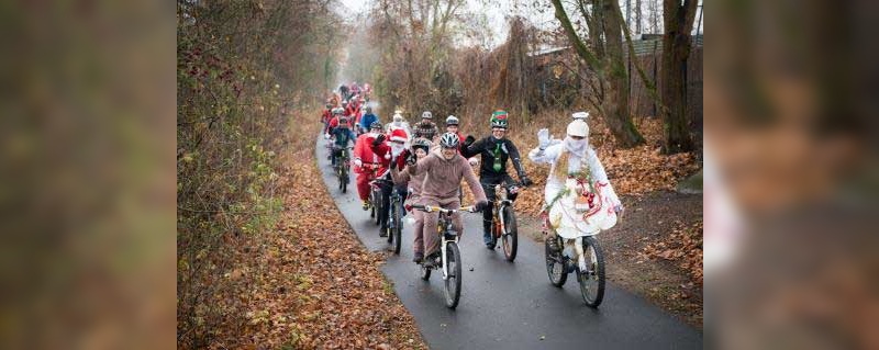 Engel, Nikolaus und Rentier auf Rädern: das muss die Nikolausfahrt von Winora sein.