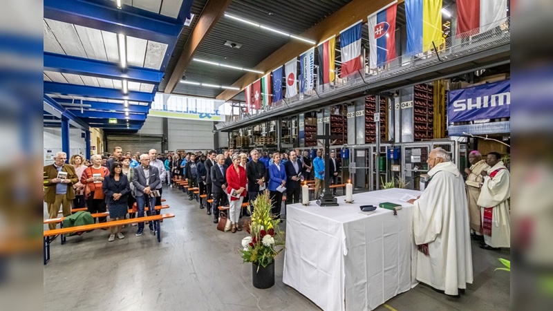 Auf der Hausmesse würde die heilige Messe gelesen. Auf der Hausmesse würde die heilige Messe gelesen.