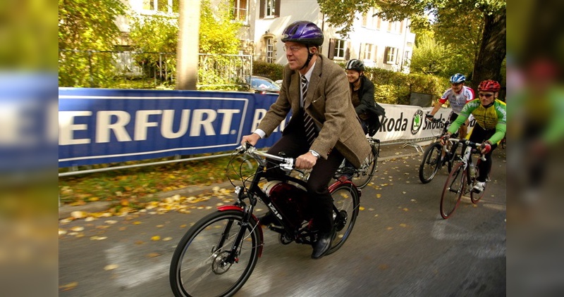 Stuttgarts Ordnungsbürgermeister Dr. Martin Schairer erreichte auf dem IZIP-Pedelec Rennen zur Fahrrad WM 2007 in Stuttgart das Ziel mit großem Vorsprung zu den Fahrradprofis, die ohne Antrieb starteten.