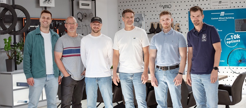 Foto: Messingschlager - Von rechts: Christoph Helmrich - Director Marketing & Sales; Gustav Orel - Junior Sales Manager; Gilles Schwanke-Bröker - Head of Sales; Max Arnold - Media Designer & Social Media Manager; Ralf Kinkel - OEM Sales Manager; Tobias Wichert - Head of Marketing Foto: Messingschlager - Von rechts: Christoph Helmrich - Director Marketing & Sales; Gustav Orel - Junior Sales Manager; Gilles Schwanke-Bröker - Head of Sales; Max Arnold - Media Designer & Social Media Manager; Ralf Kinkel - OEM Sales Manager; Tobias Wichert - Head of Marketing