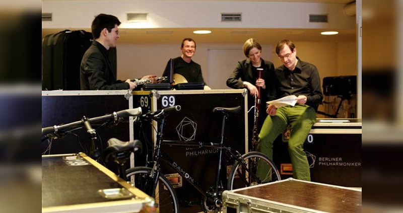 Die Berliner Philharmoniker haben immer auch Falträder von Dahon im Reisegepäck.