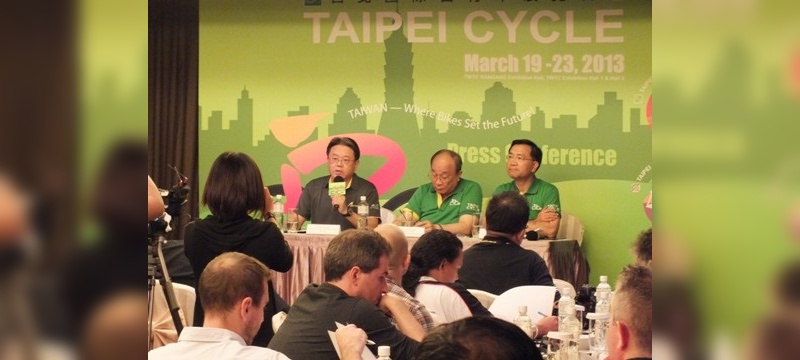 von links: Michael Tseng (CEO Merida und Chairman TBEA), Yuen-Chuan Chao (CEO TAITRA) und Ping-Kun Tsai (Bürgermeister Taichung).